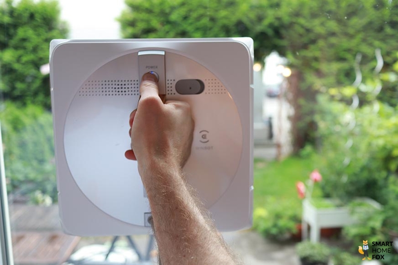 Der Ecovacs WINBOT W1 PRO wird am Fenster angebracht